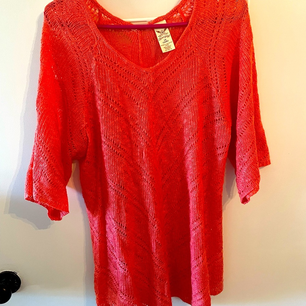 Light weight coral colored sweater size 1x.